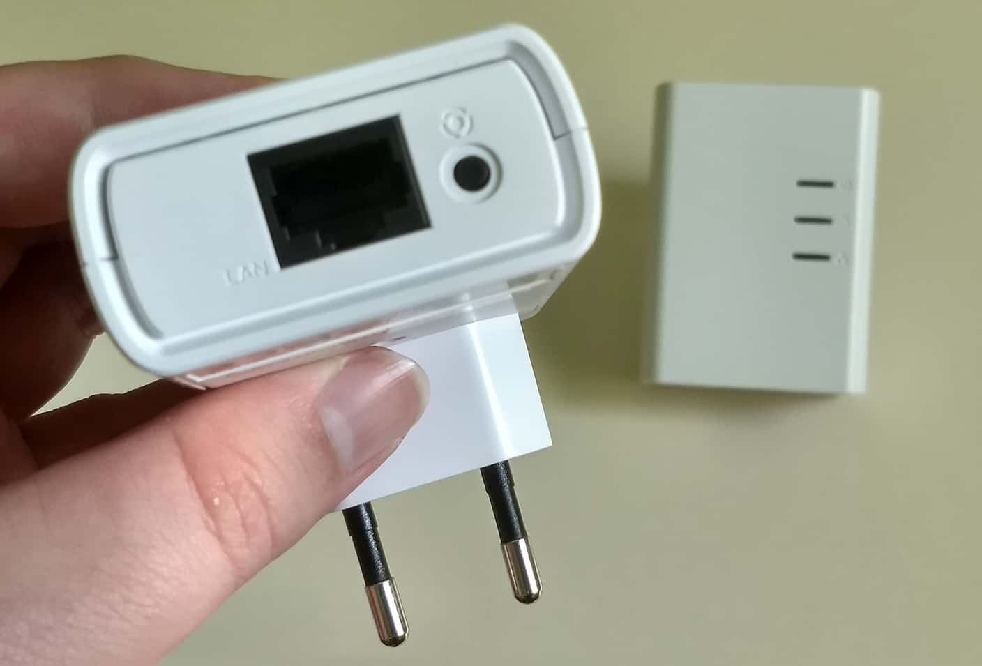 Tlačidlo vpravo je určené na aktiváciu šifrovania a resetovanie zariadenia. test powerline adaptérov