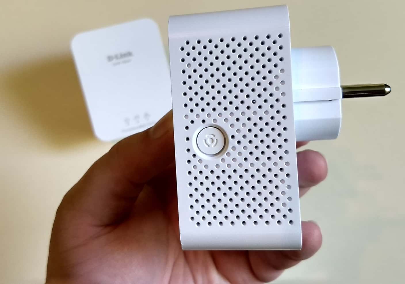 Tlačidlo na šifrovanie/resetovanie je prístupnejšie a väčšie. Test powerline adaptérov
