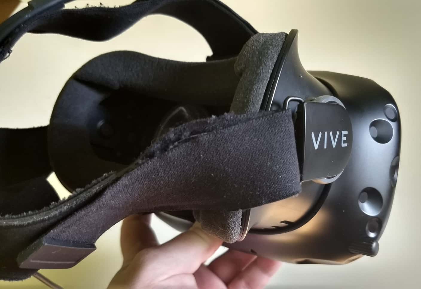 Všimnite si koliesko vpravo dolu. Slúži na nastavenie vzdialenosti šošoviek.