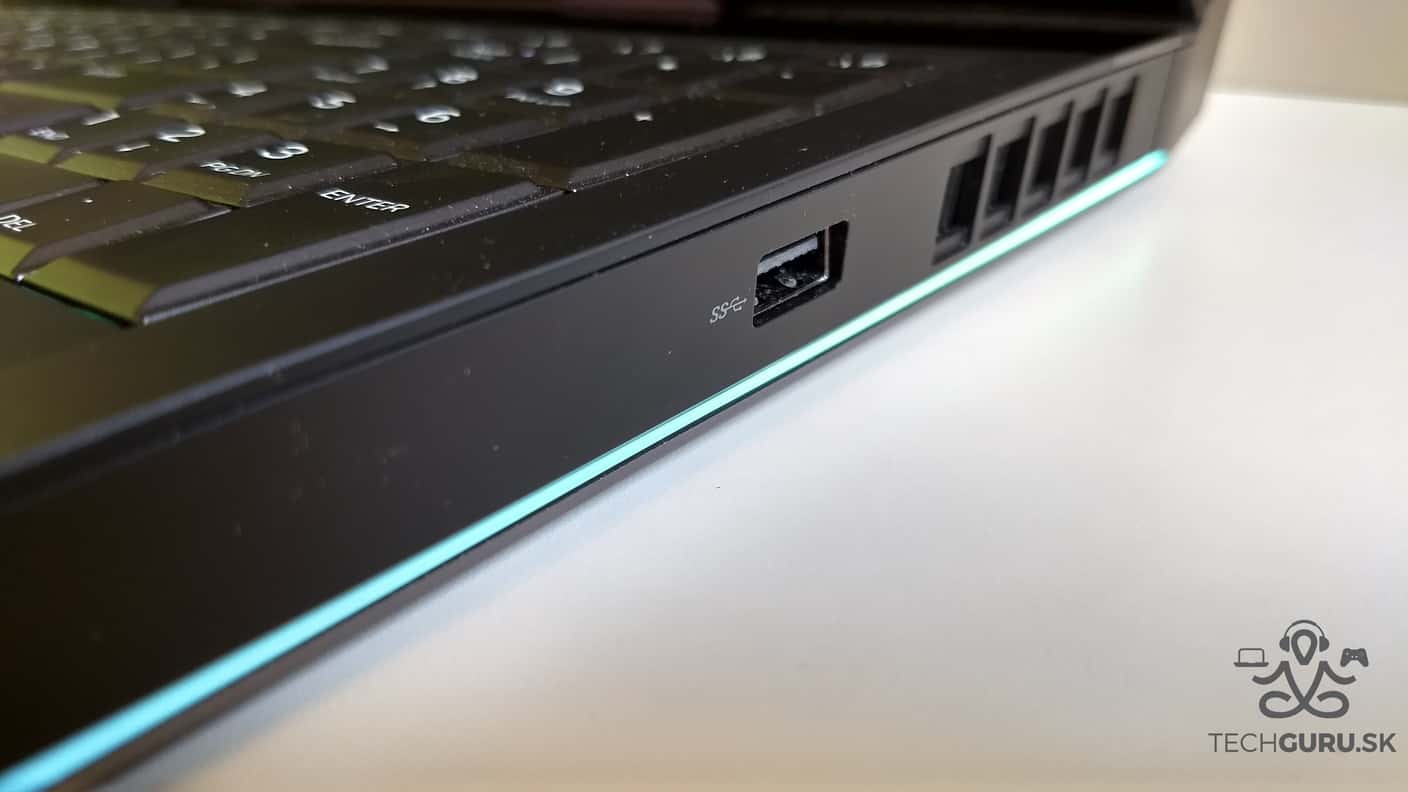 Alienware 17 R4 zboku 01