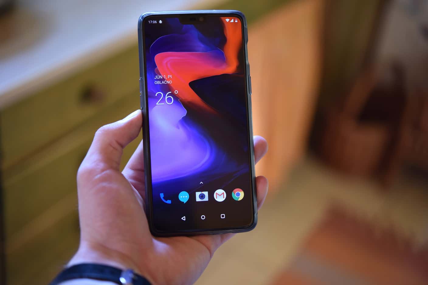 OnePlus 6 v ruke s odomknutým displejom.