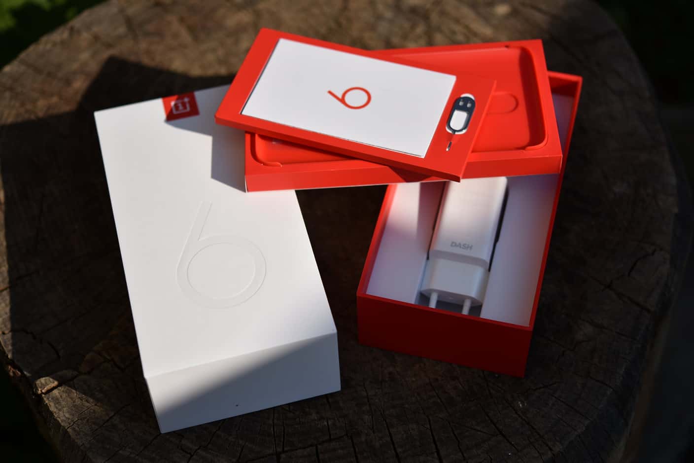 V balení sa nachádza OnePlus 6, dokumentácia, SIM nástroj, ale aj rýchlonabíjačka a priehľadné púzdro.