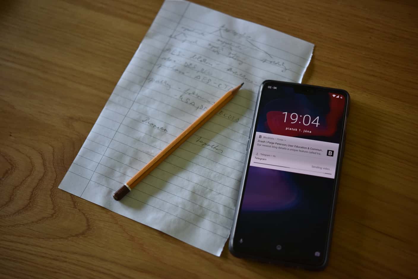 OnePlus 6 so zapnutým displejom na pracovnom stole.