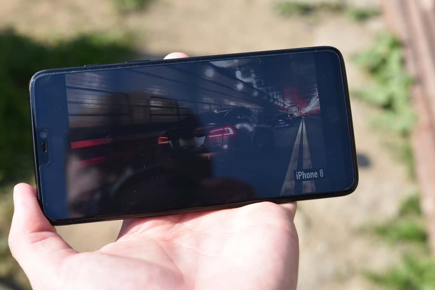 Tmavá scéna na displeji OnePlus 6 na priamom slnku