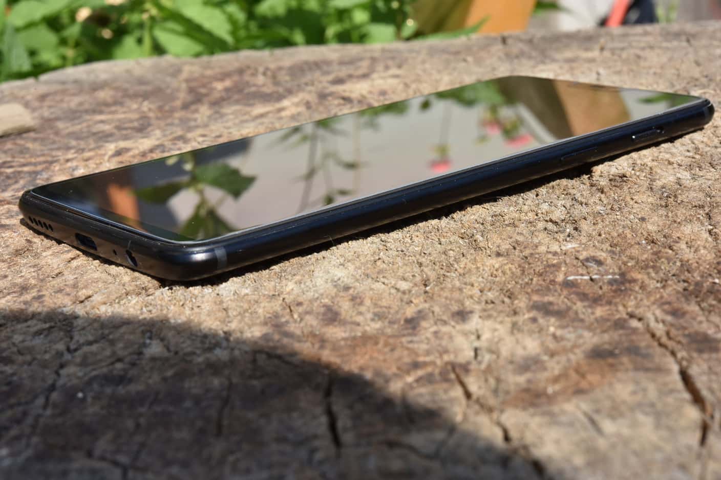 Zaoblené tenké telo OnePlus 6.