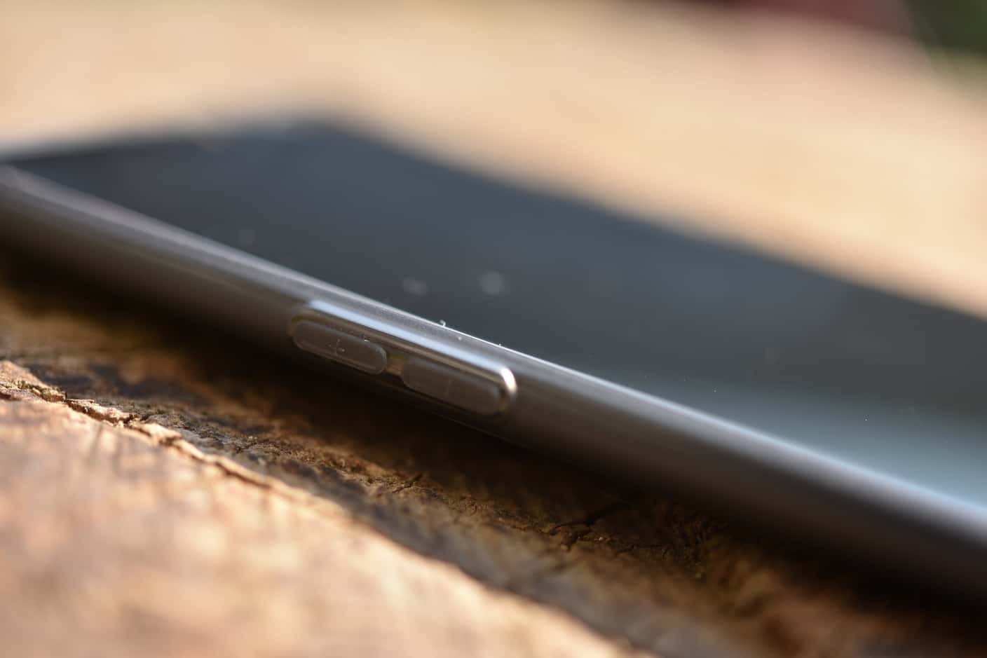 Tlačidlá pre ovládanie hlasitosti sú na ľavej strane OnePlus 6.