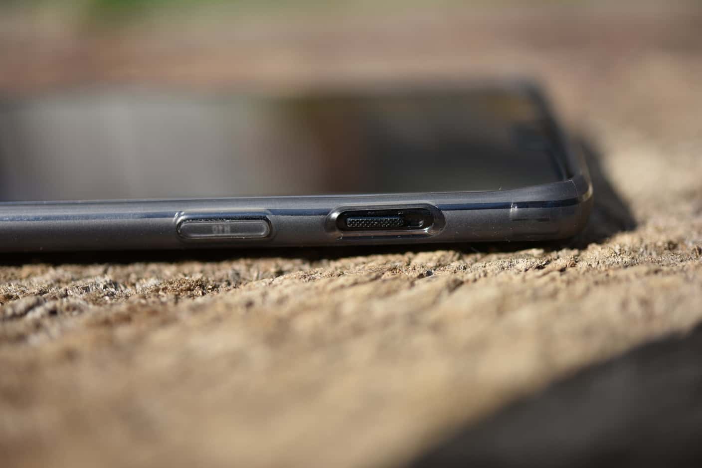 Označené tlačidlo pre zapnutie a vypnutie a tradičný "alert slider" na OnePlus 6.