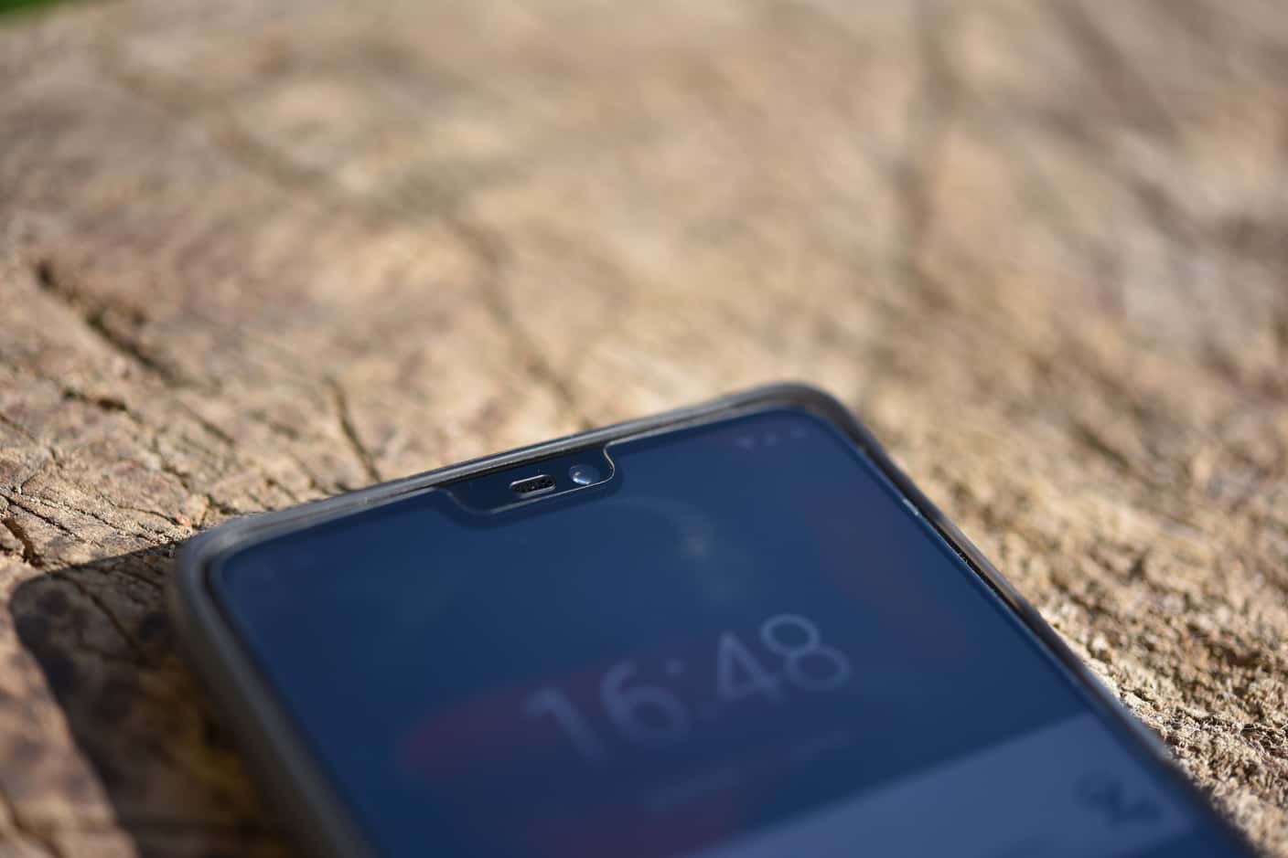 Na OnePlus 6 je výrez v displeji.