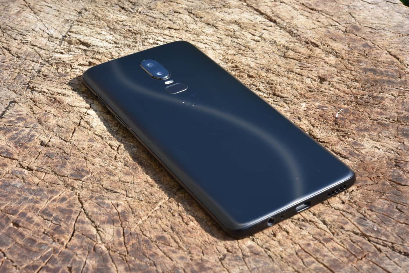 Zadná strana OnePlus 6 v matnom vyhotovení "Midnight Black".
