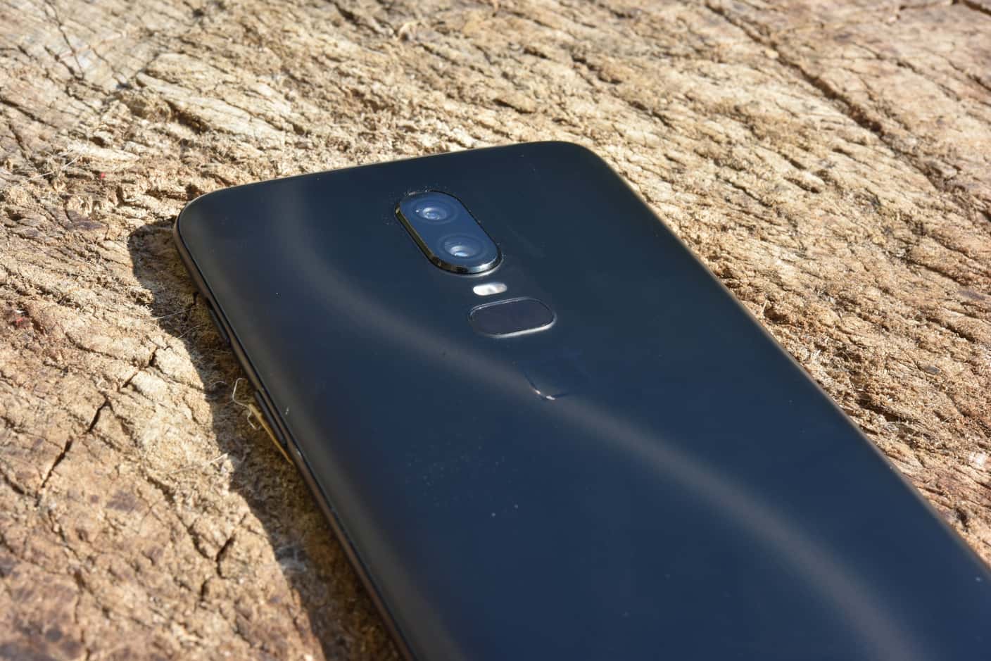 Na zadnej strane OnePlus 6 je dvojica kamier, blesk a snímač odtlačku prstov.