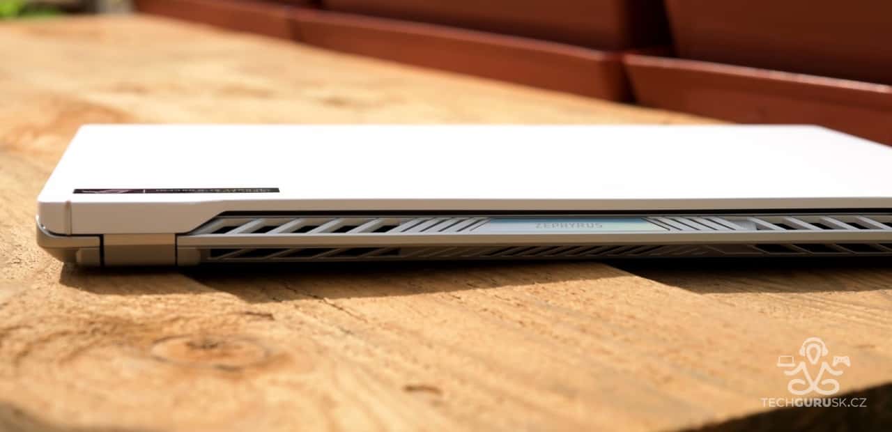 Sklopeny ROG Zephyrus G14 odzadu