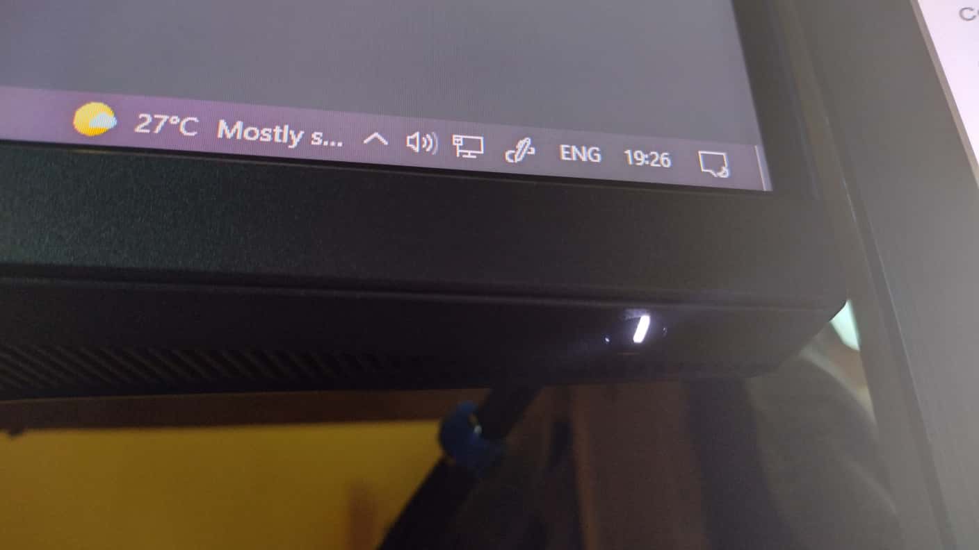 Dell S3222DGM mala biela LED dioda na tlacidlu na zapinanie monitora