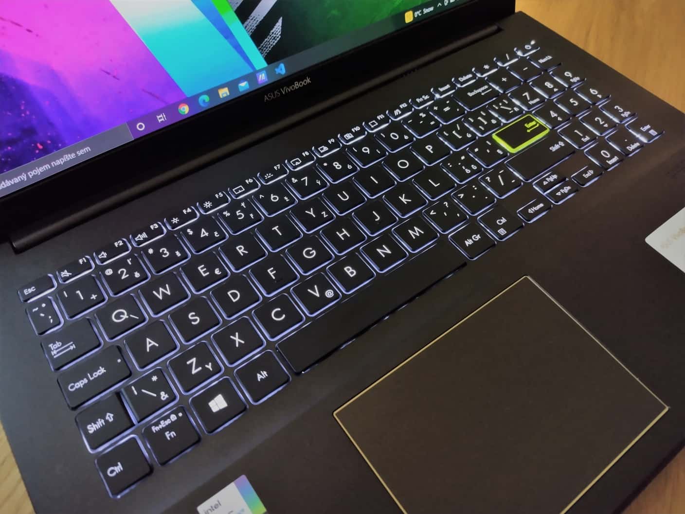 ASUS VivoBook 15 OLED - klavesnica