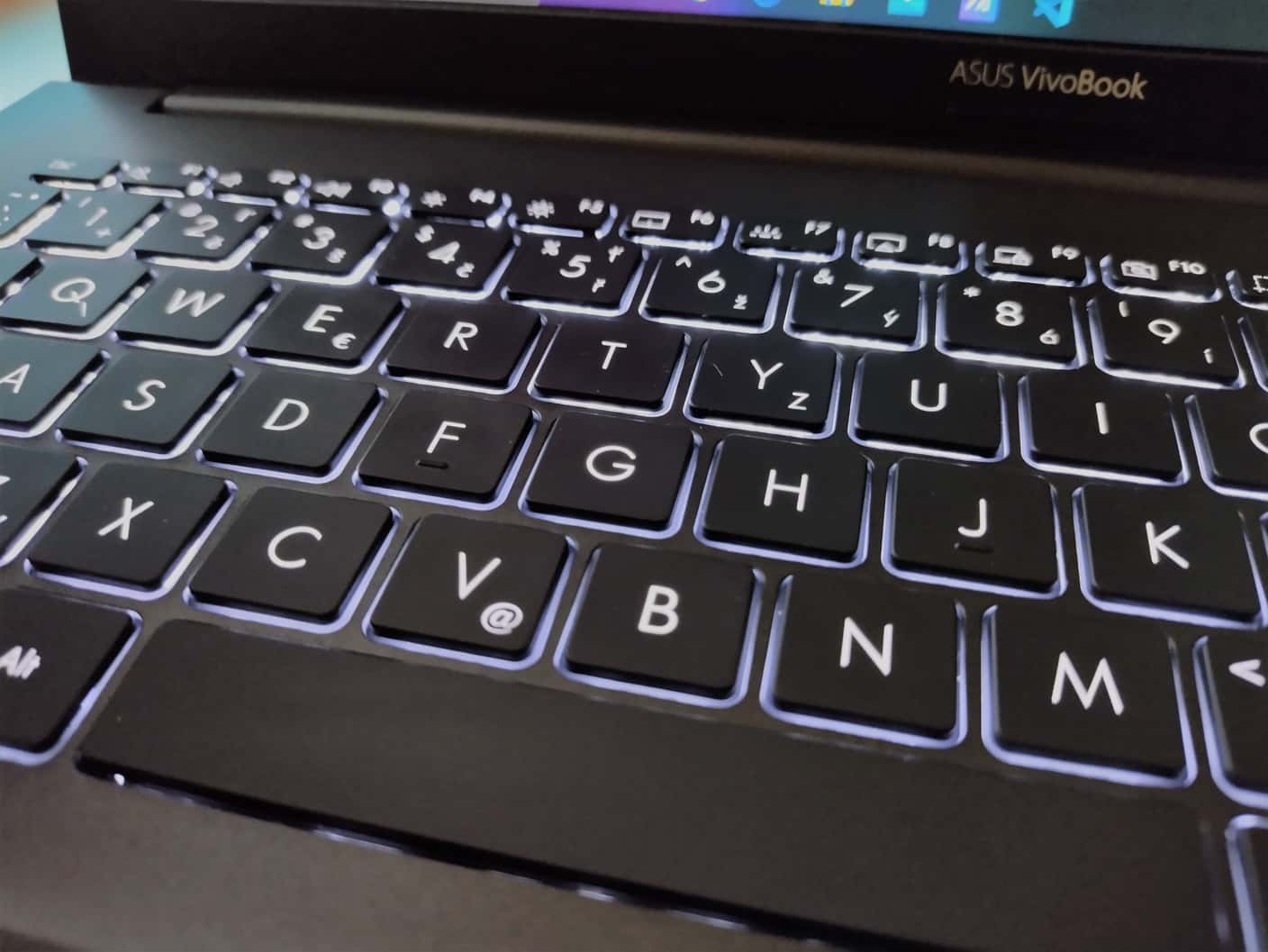 ASUS VivoBook 15 OLED - klavesnica