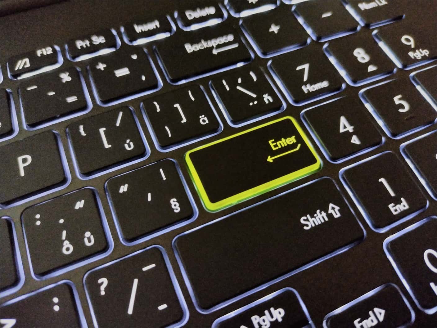 ASUS VivoBook 15 OLED - klavesnica