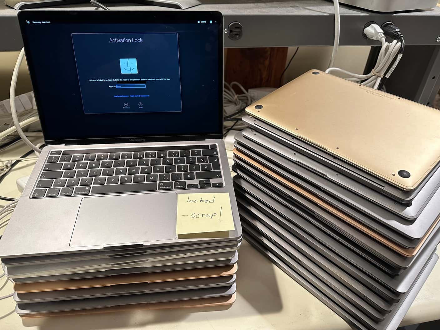 Relatívne nové MacBooky vo veľkom končia v odpade. Prečo?