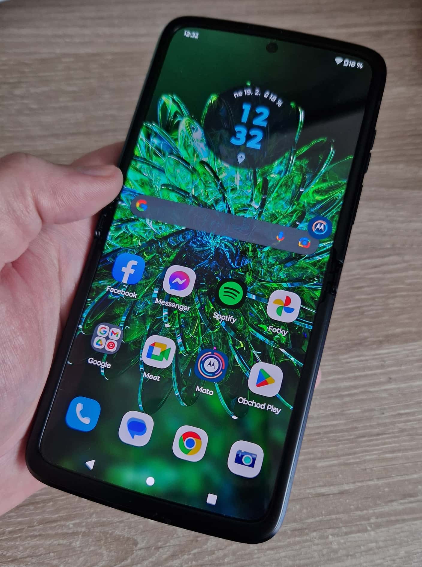 TEST: Motorola Razr 2022. Vyklápačka s ohybným 144 Hz displejom