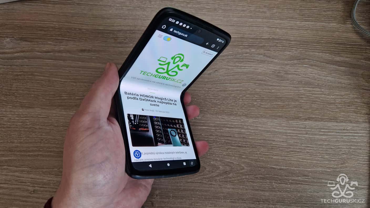TEST: Motorola Razr 2022. Vyklápačka s ohybným 144 Hz displejom