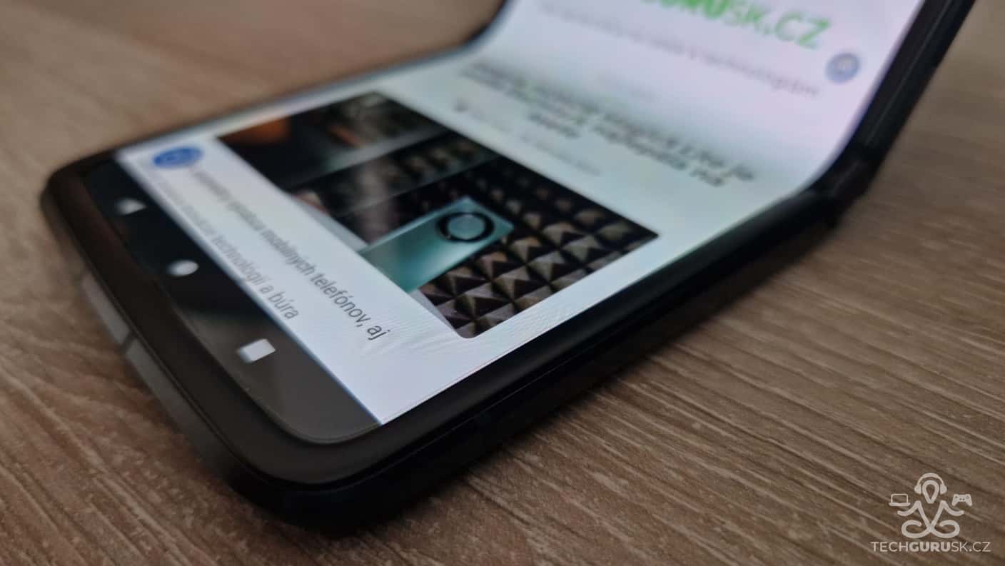 TEST: Motorola Razr 2022. Vyklápačka s ohybným 144 Hz displejom