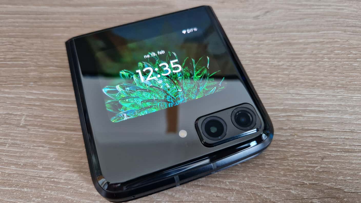 TEST: Motorola Razr 2022. Vyklápačka s ohybným 144 Hz displejom