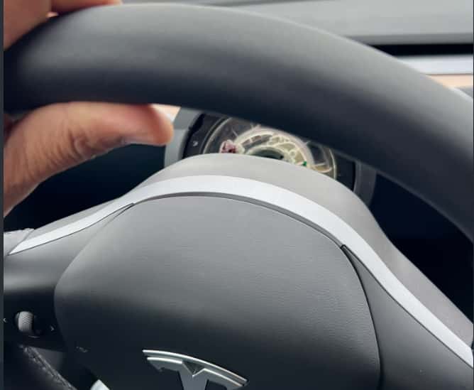 Za jazdy mu odpadol volant. Tesla mu ponúkla nové auto