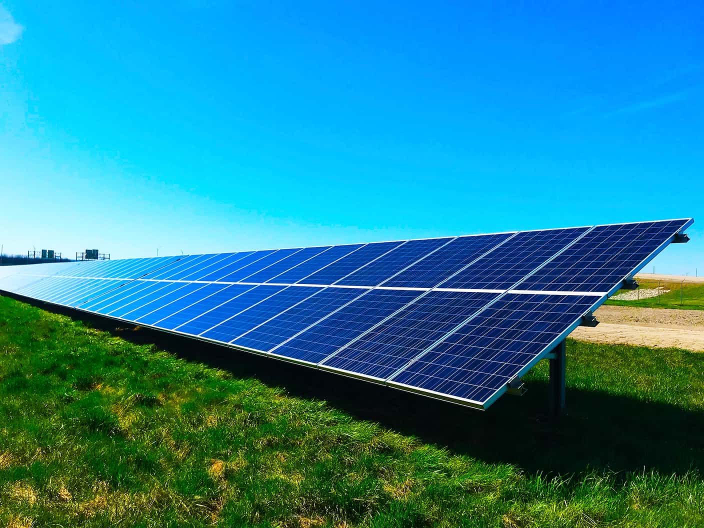 Česká firma musela vypnúť solárne elektrárne. Produkovali priveľa elektriny