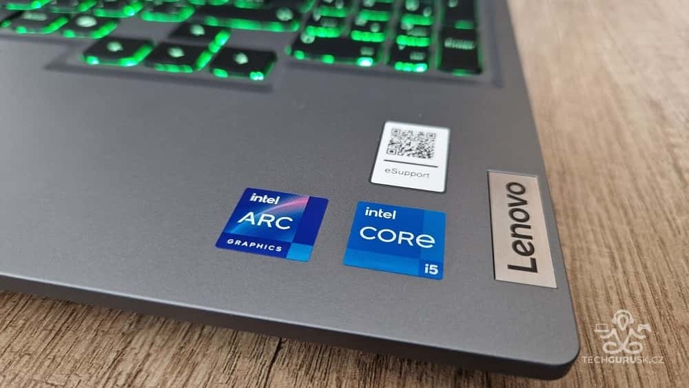 Procesor Intel Core i5 a grafika Intel Arc ruka v ruke v jednom notebooku