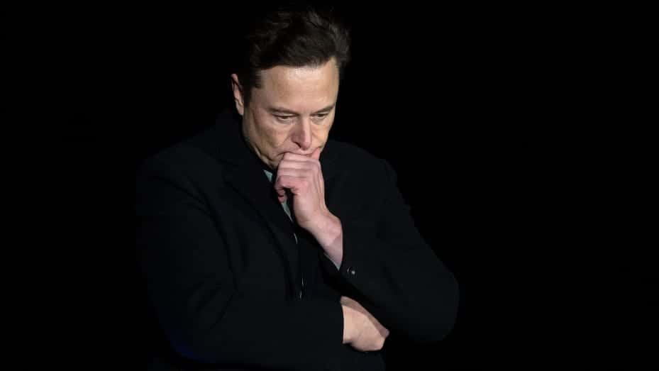 Tesla prepúšťa tisíce zamestnancov po celom svete