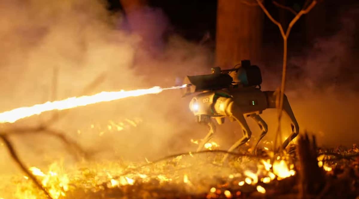 Thermonator je robotický pes s plameňometom. No nie je roztomilý?