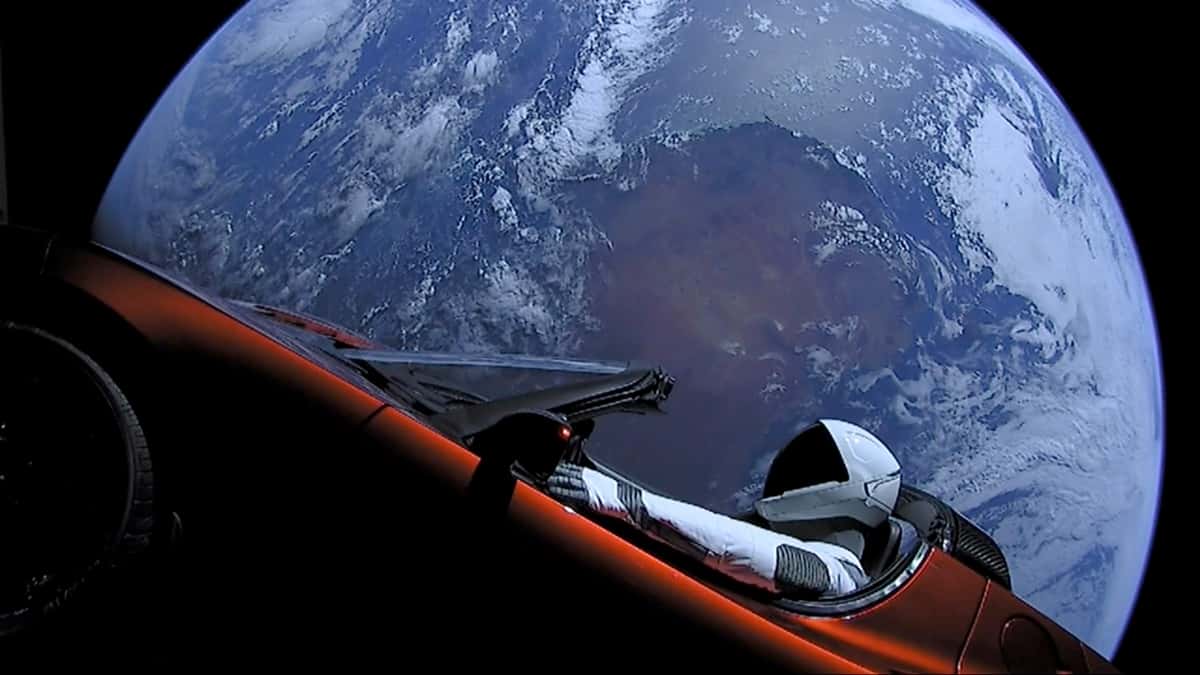 Tesla vypustená do vesmíru sa môže zraziť so Zemou