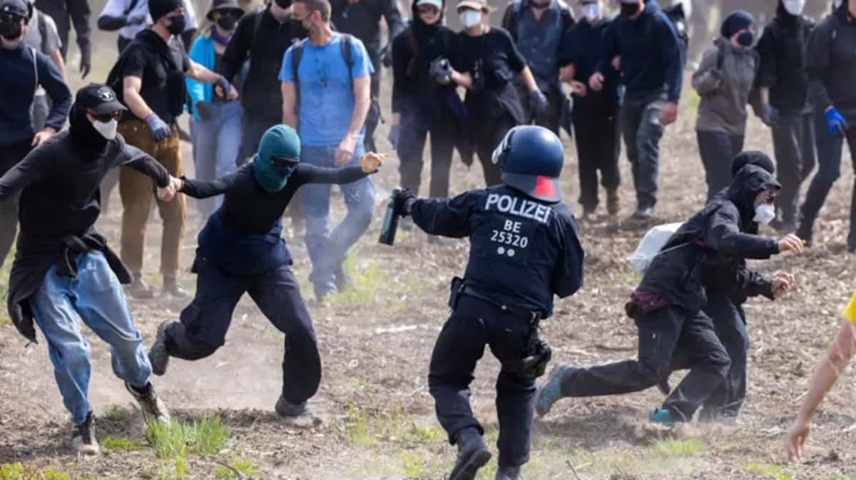 Ekologickí aktivisti sa pokúsili dostať do gigatovárne Tesly