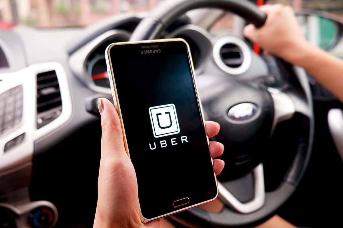 Uber vykázal stratu v stovkách miliónov dolárov