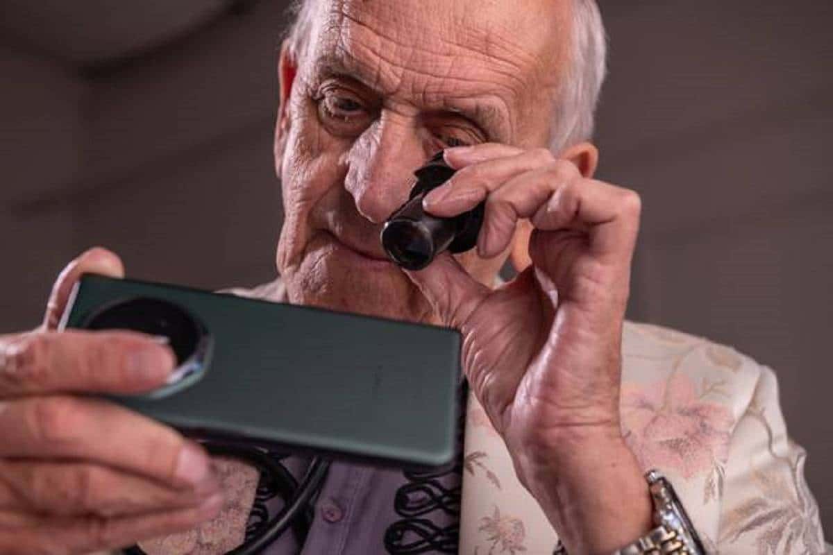 HONOR sa zákazníkom Samsungu mikroskopicky ospravedlnil za Magic V3. Na veľkosti záleží