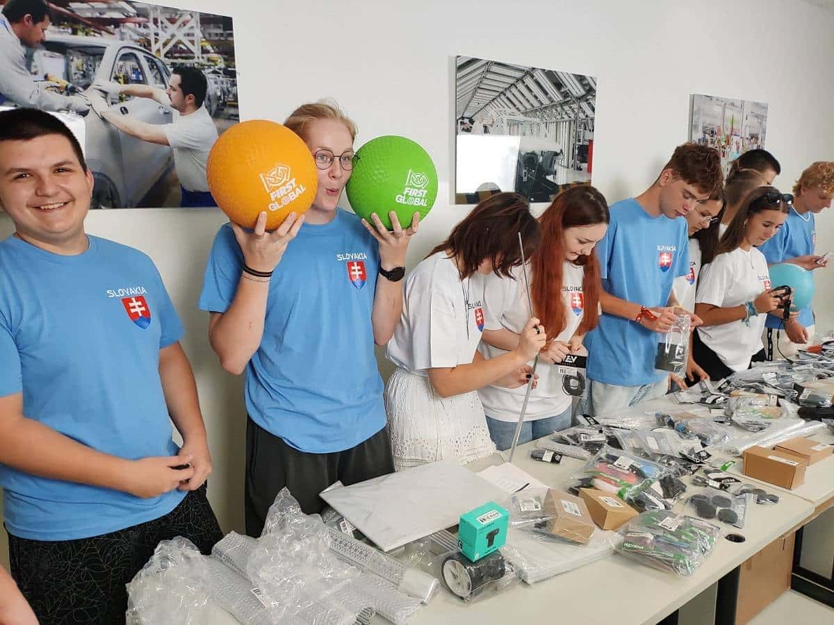 Slovenskí stredoškoláci sa kvalifikovali na svetovú robotickú súťaž FIRST Global