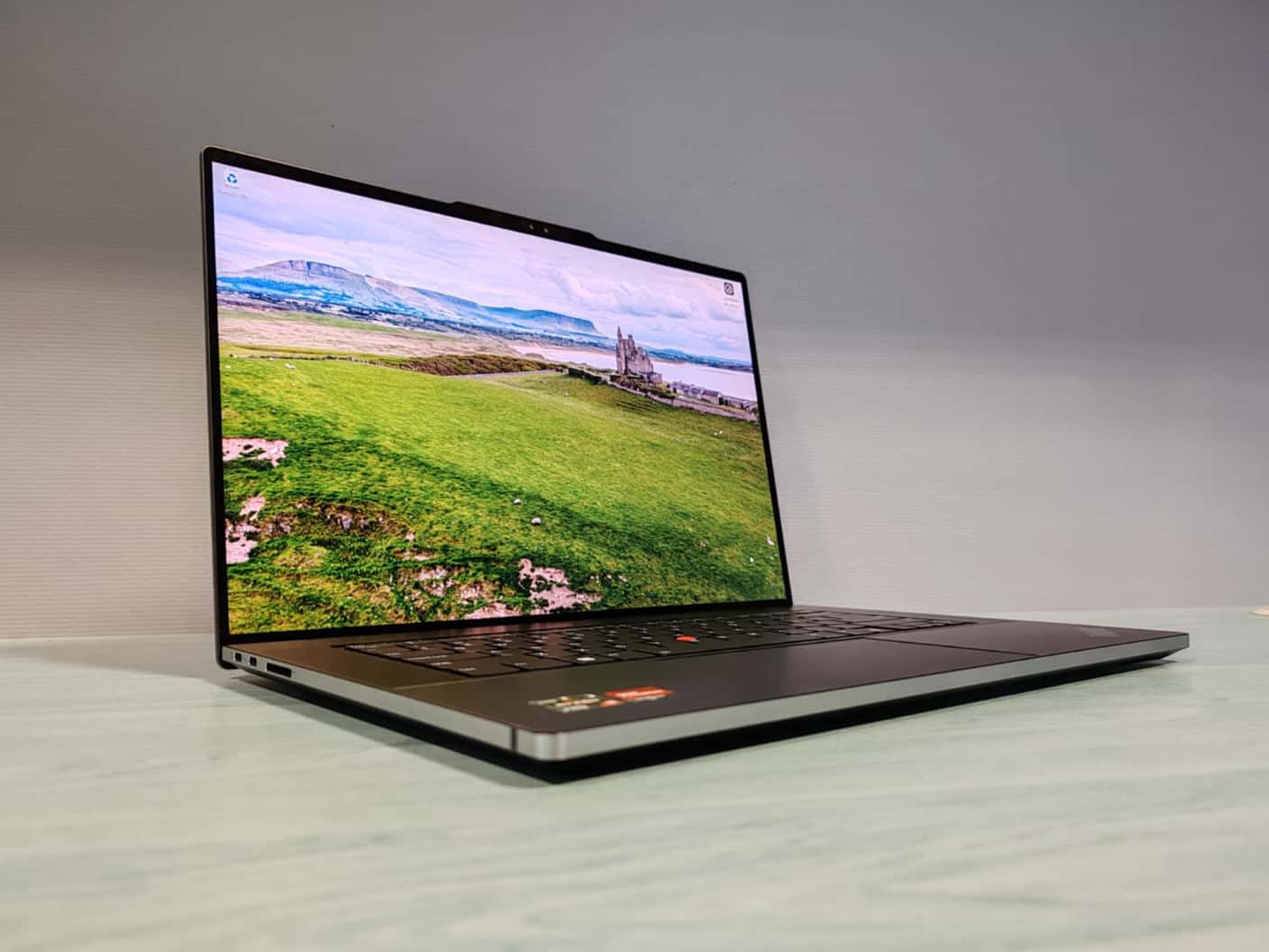 RECENZIA: ThinkPad Z16 Gen 2 je dotykový notebook pod 2 kg. Tým jeho plusy nekončia